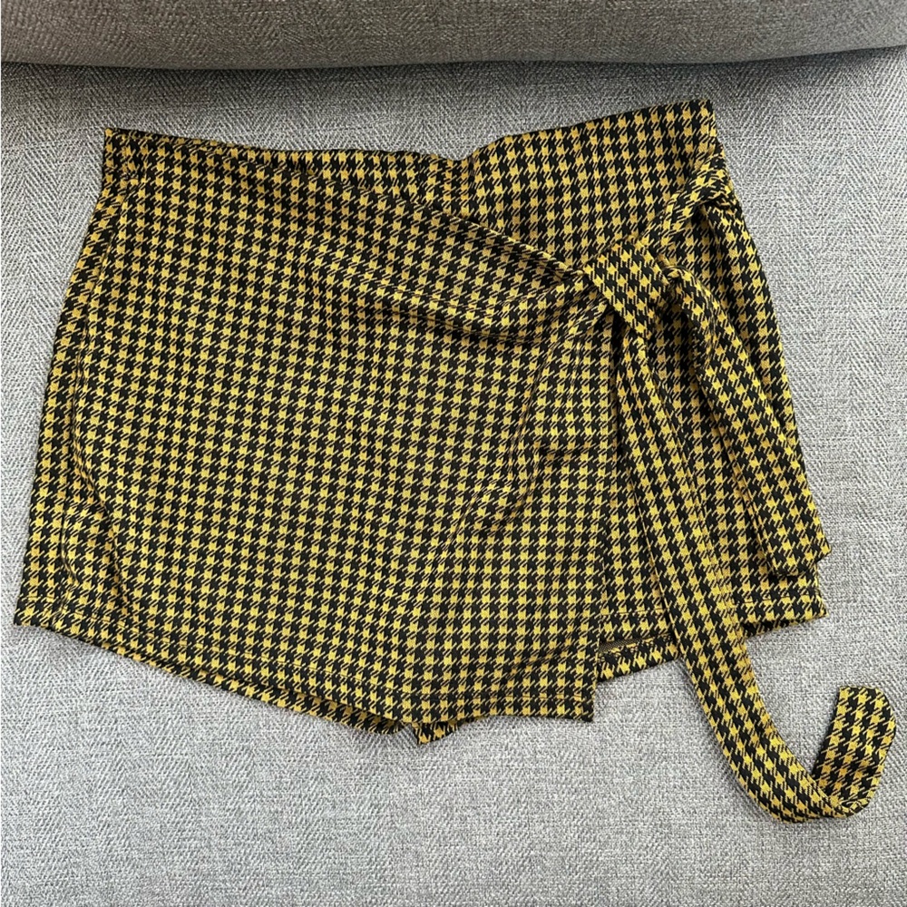 NWT Black & Yellow Plaid Skort